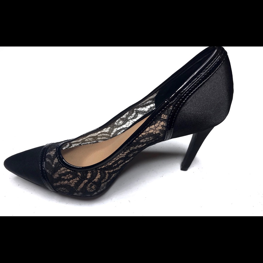 Fioni Black lace pumps